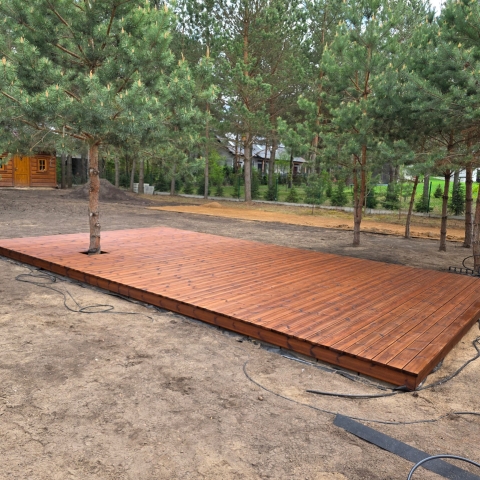 Drewniany taras o wzmocnionej podbudowie pod jacuzzi